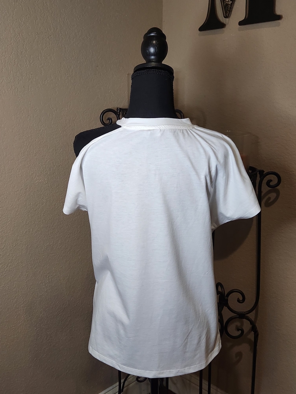 Lascana White Asymmetric Cold-Shoulder Tee with "be kind" Script. NWT. Size 4/6 - Picture 2 of 8